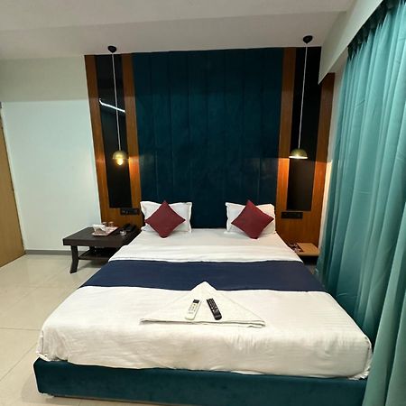 Hotel Sky Palace Adajan Surat Esterno foto