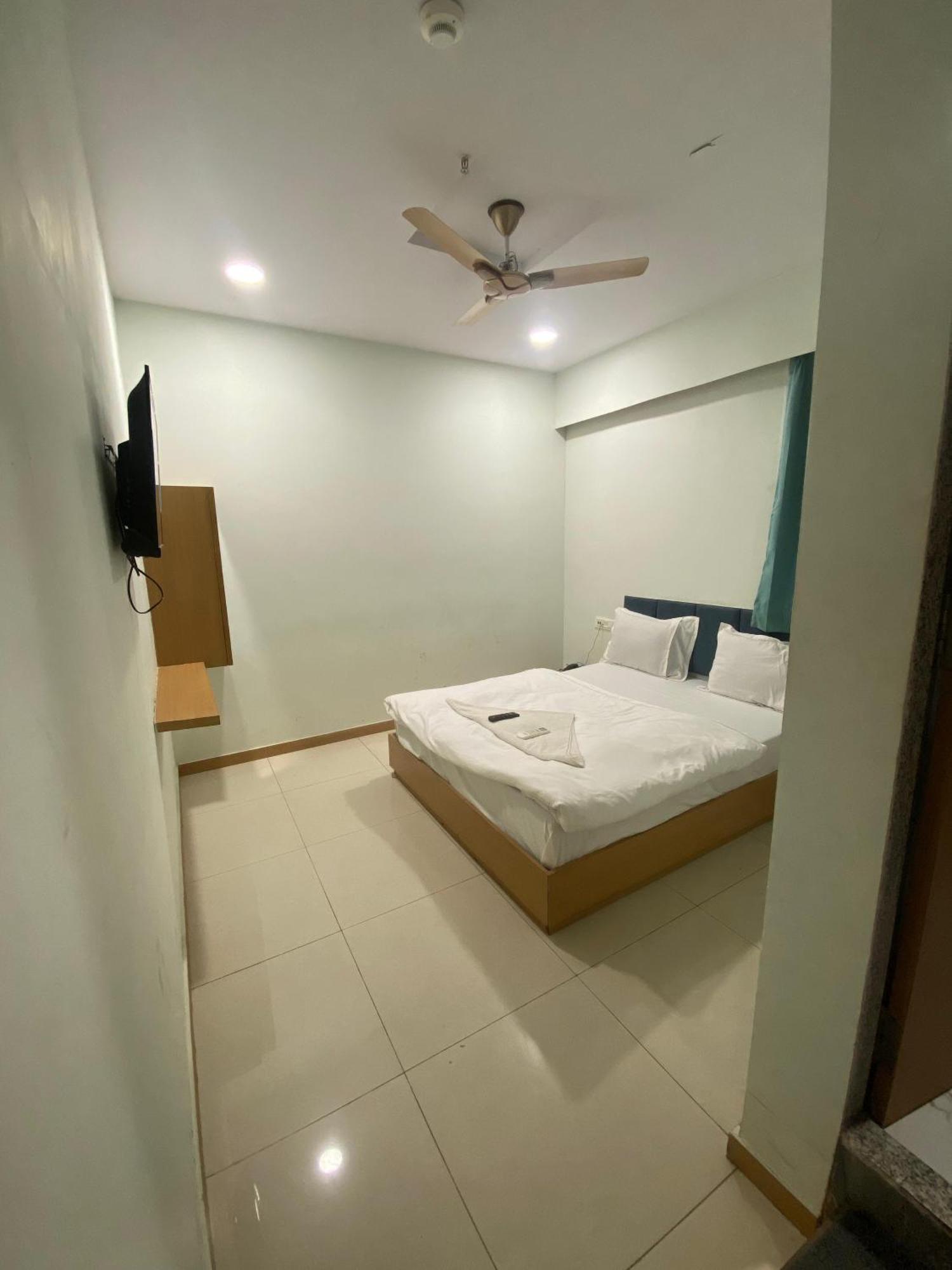 Hotel Sky Palace Adajan Surat Camera foto