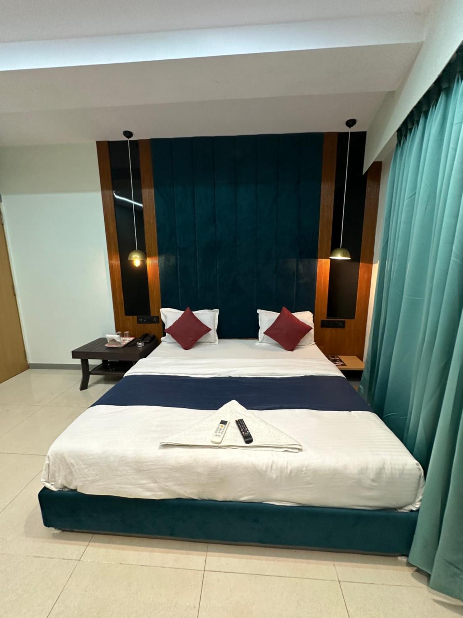 Hotel Sky Palace Adajan Surat Esterno foto