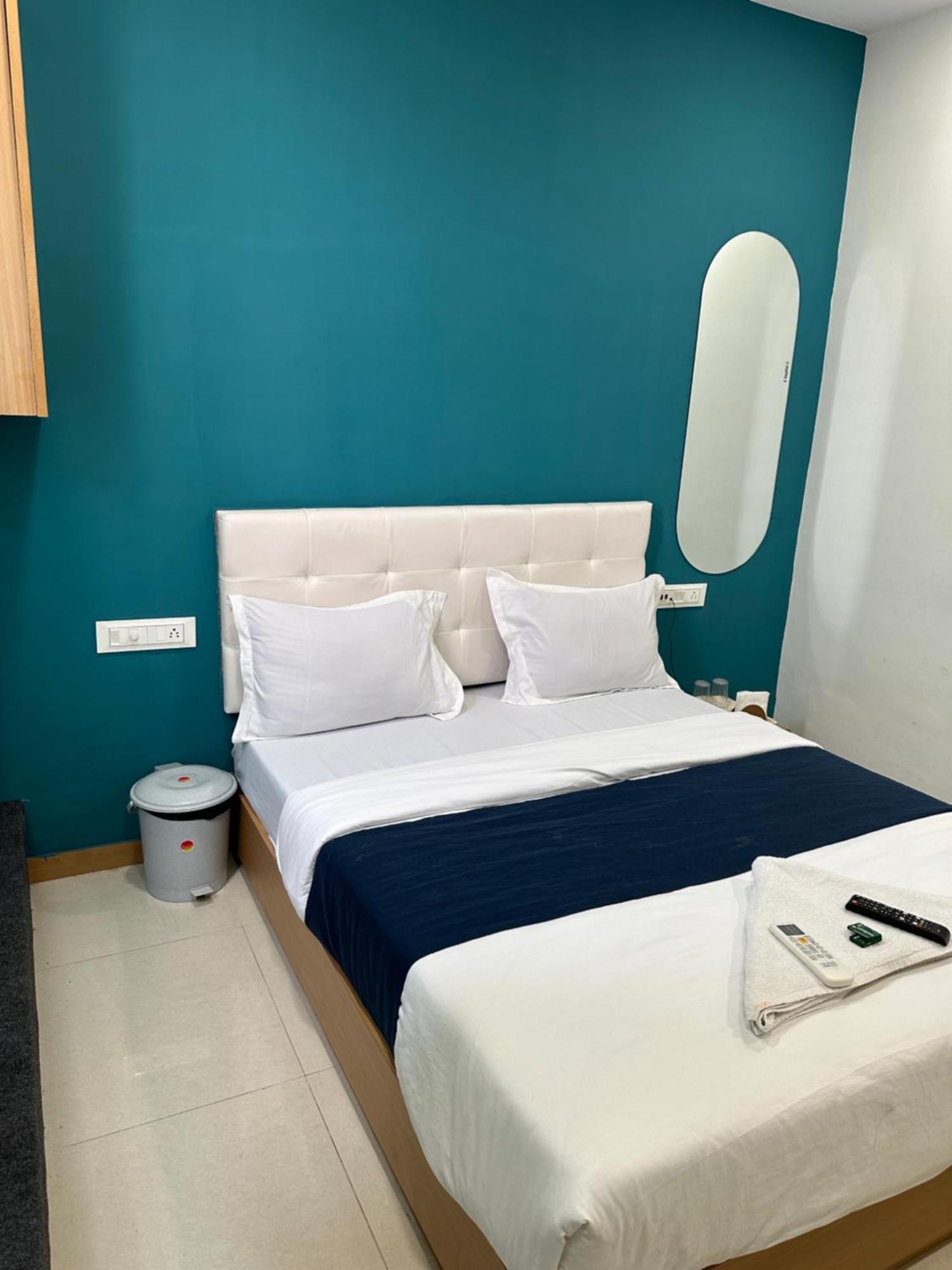 Hotel Sky Palace Adajan Surat Esterno foto