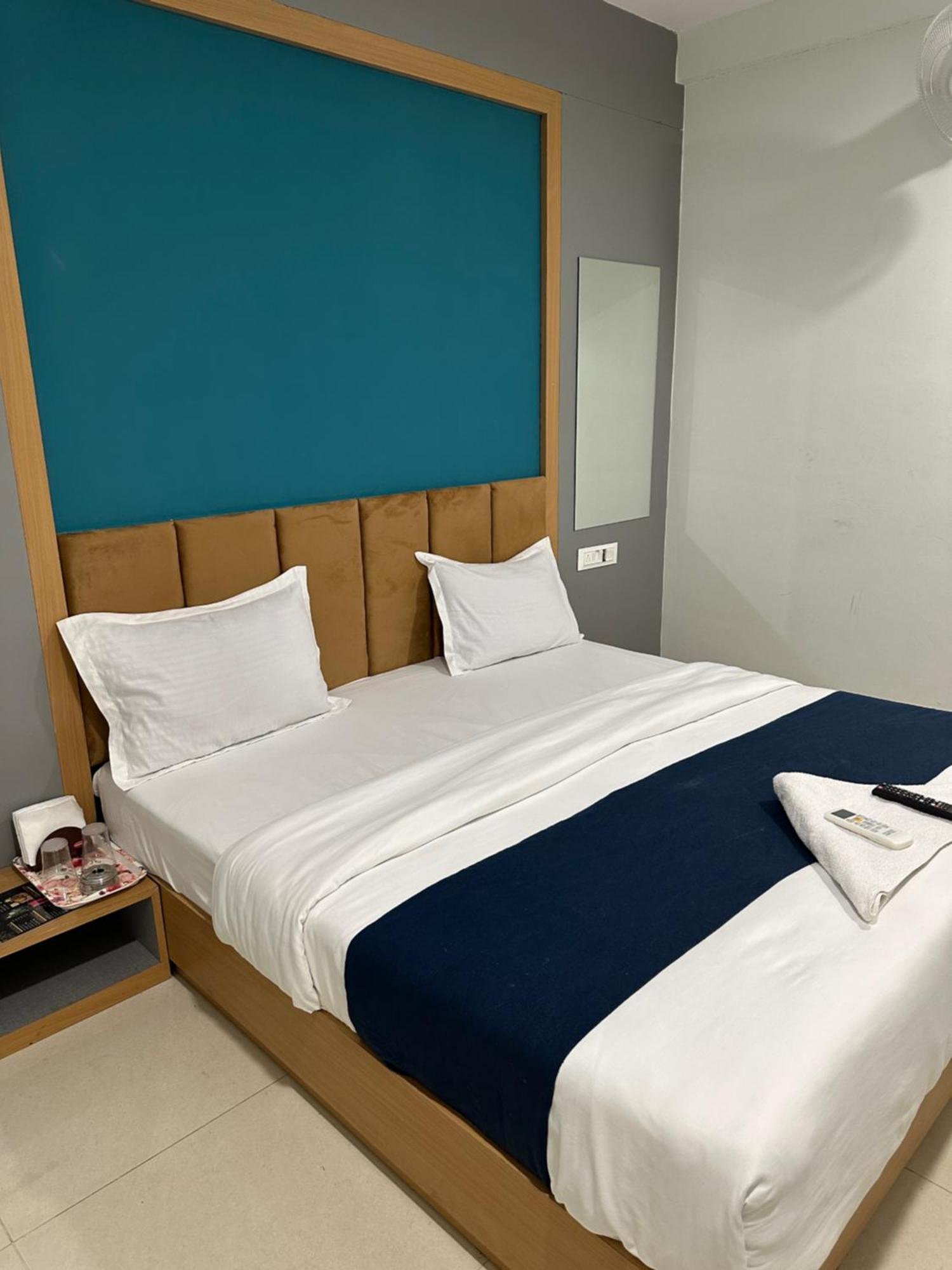 Hotel Sky Palace Adajan Surat Esterno foto