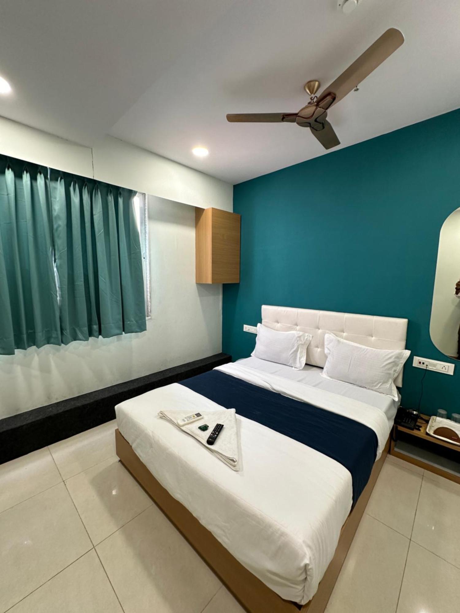 Hotel Sky Palace Adajan Surat Esterno foto