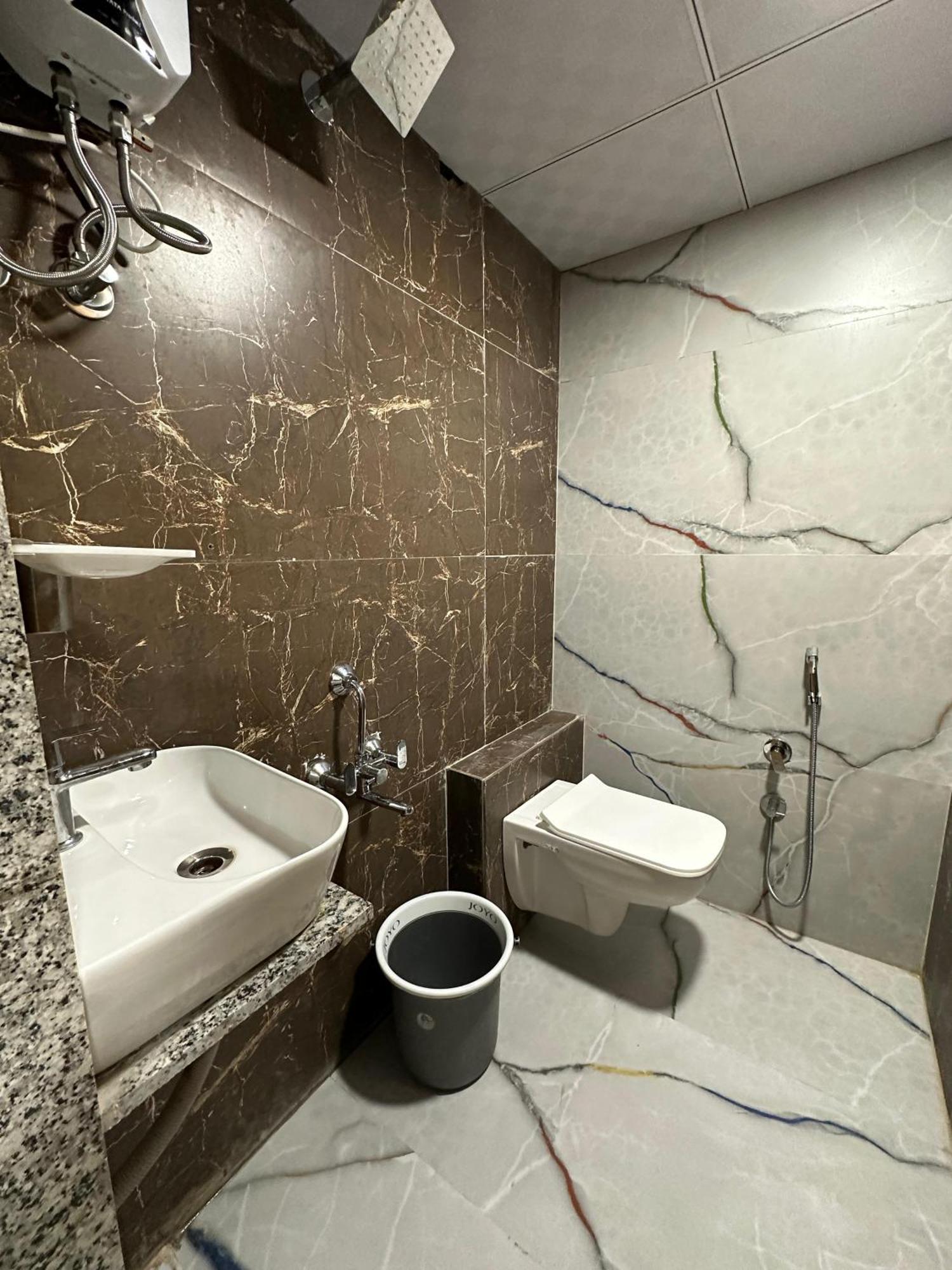 Hotel Sky Palace Adajan Surat Camera foto