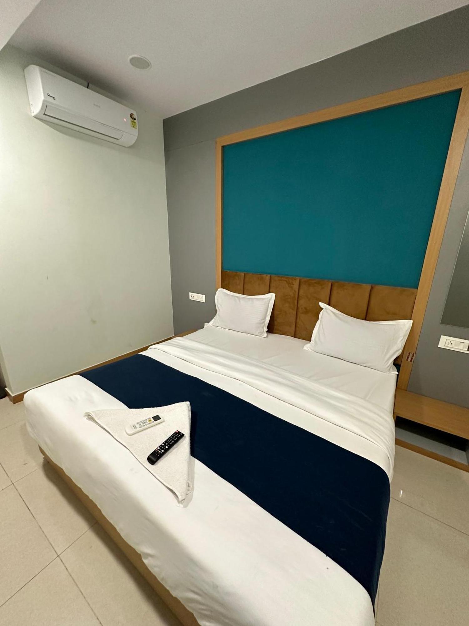 Hotel Sky Palace Adajan Surat Camera foto